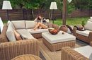 Salon pod chmurką: najmodniejsze trendy w aranżacji przestrzeni outdoorowych